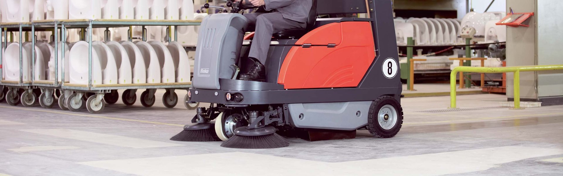 Kehrsaugmaschine-sweepmaster-1200-rh-fertigungshalle-reinigen