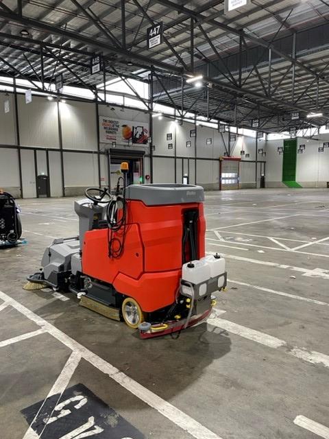 How to keep your logistic center clean with a floor scrubber